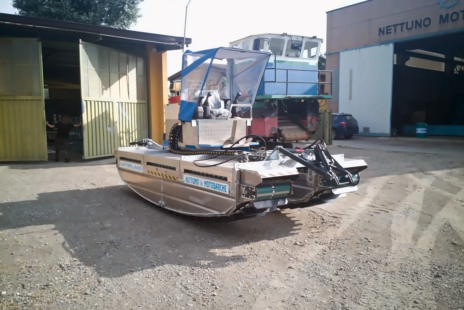 Waterland nel piazzale del cantiere — Anfibi Nettuno