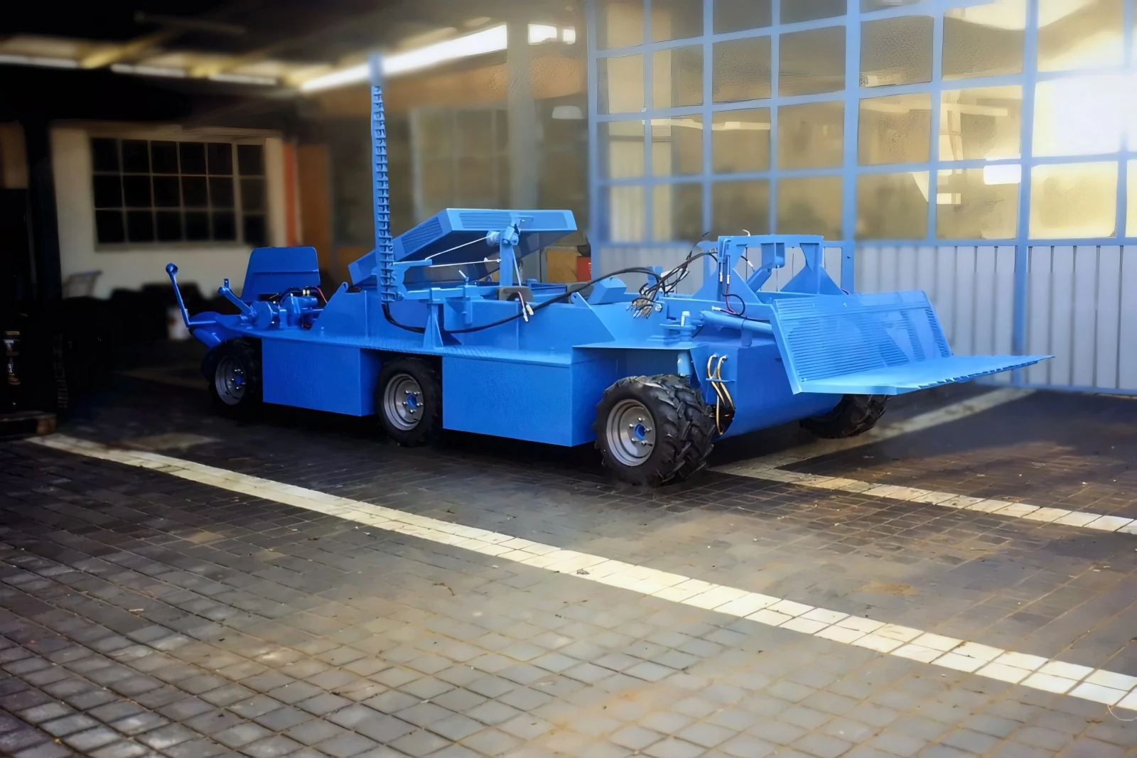 Su tre coppie di ruote gommate, in cantiere — Anfibi Nettuno