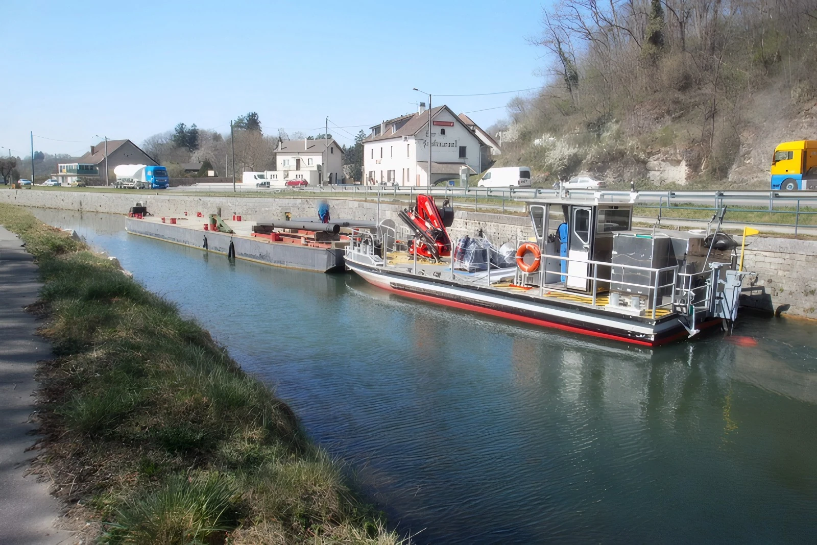 Spintore al lavoro con un barcone su un canale — Barconi trasporto materiali — Spintori Nettuno