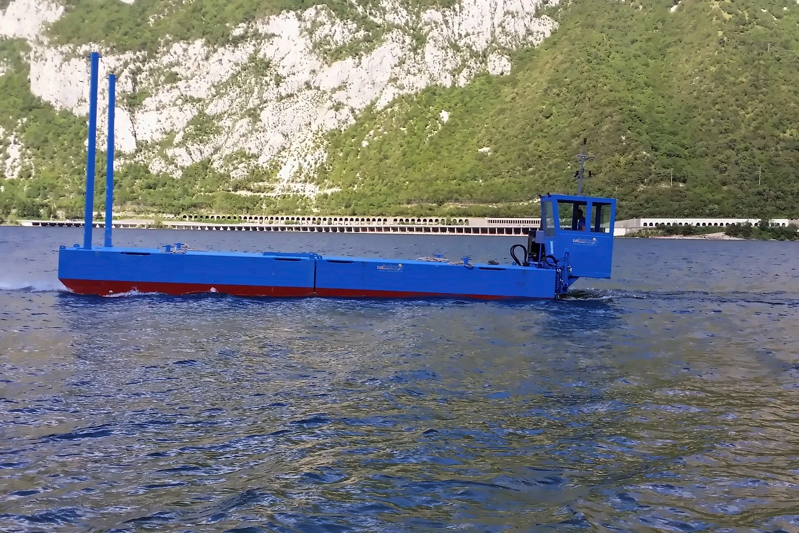In navigazione sul lago: ponte di carico e cabina a poppa — Barconi trasporto materiali — Spintori Nettuno
