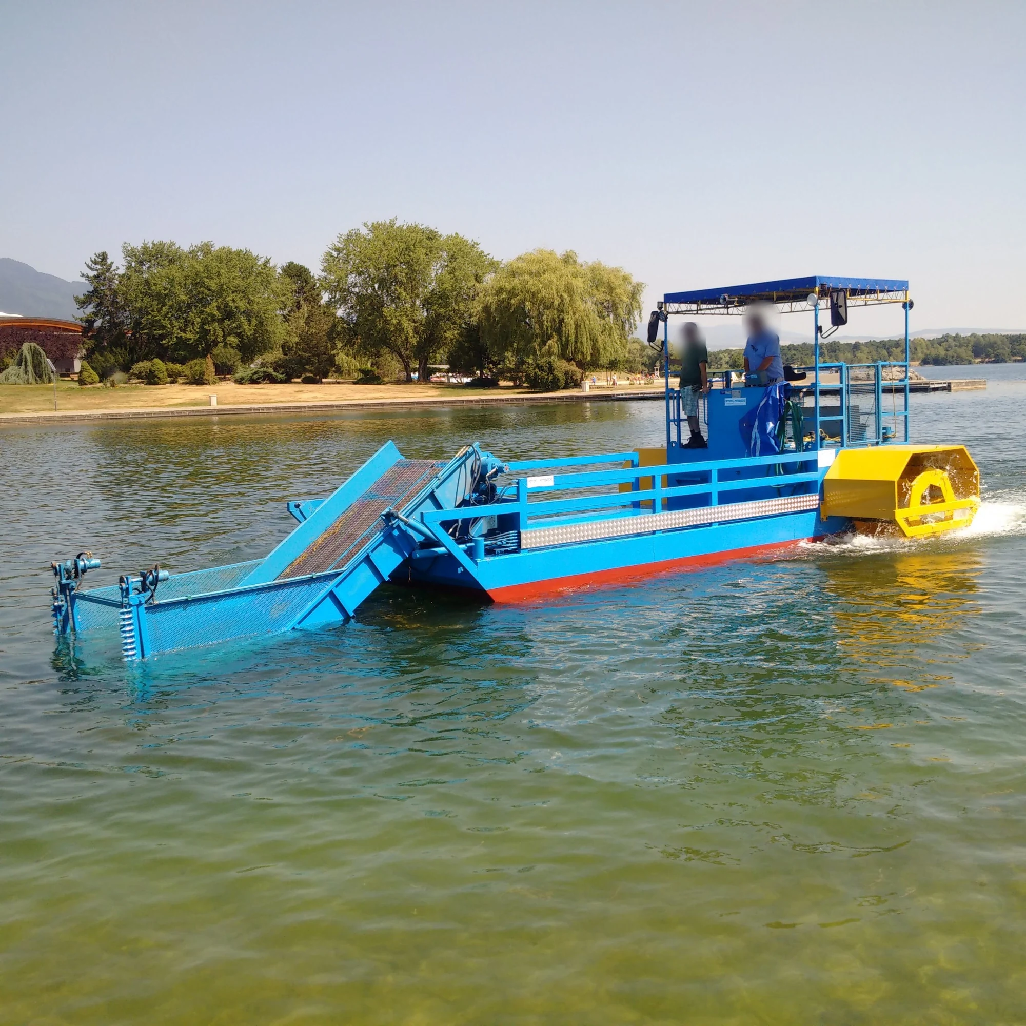 Al lavoro sul lago: nastro frontale in acqua e ruote a pale a poppa — Natanti Chub Nettuno