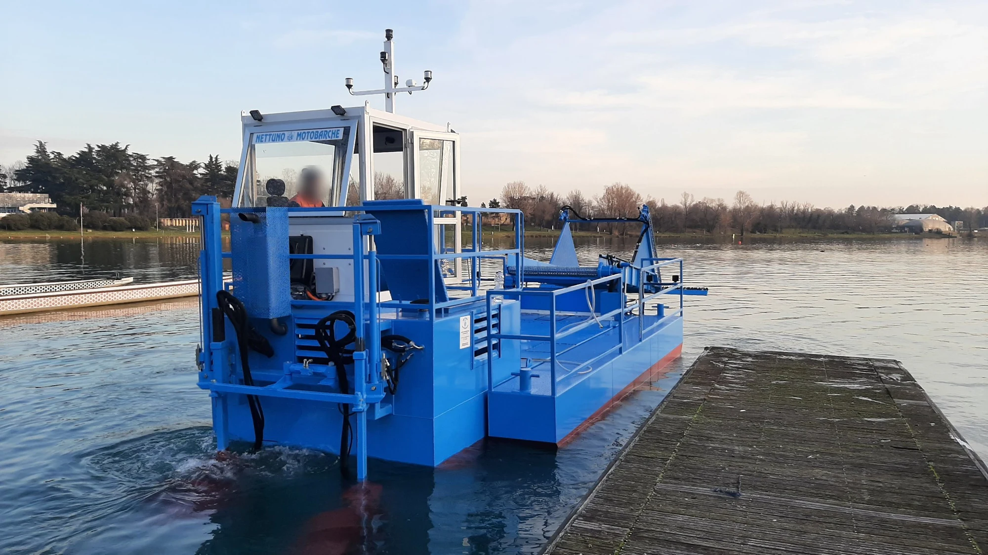 Versione con cabina chiusa, ormeggiata al pontile — Natanti Chub Nettuno