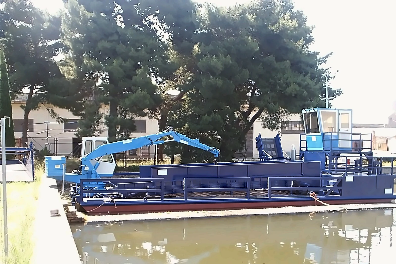 Versione con escavatore a prua, nastro laterale di scarico e postazione di guida a poppa — Draghe Nettuno