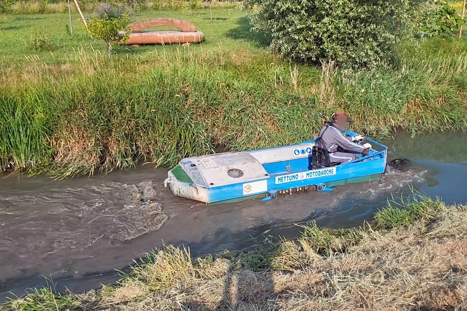 Al lavoro in un canale: i rulli smuovono il fondo e ne estirpano le radici — Fresatrici Fresa Nettuno