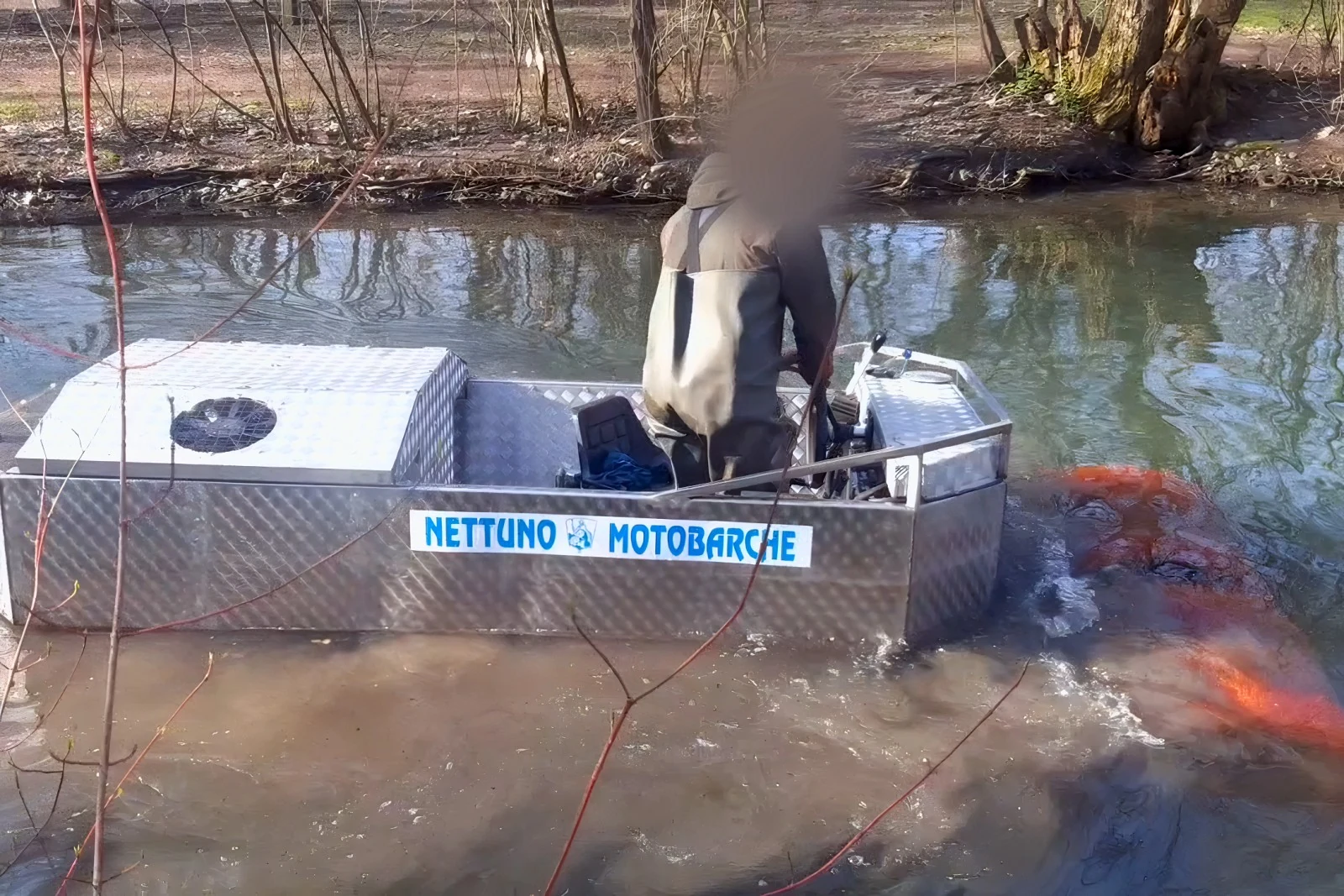 Scafo in alluminio, con i rulli dentati al lavoro sul fondale — Fresatrici Fresa Nettuno