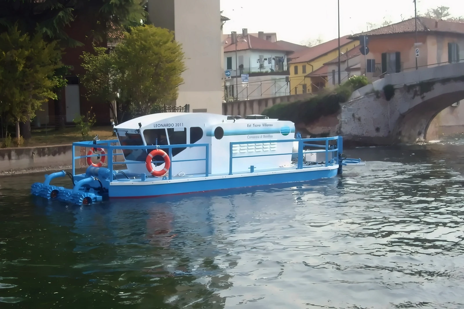 Con cabina con annessa sala motore e motore fuoribordo aggiuntivo, lungo il Naviglio Grande — Fresatrici Fresa Nettuno
