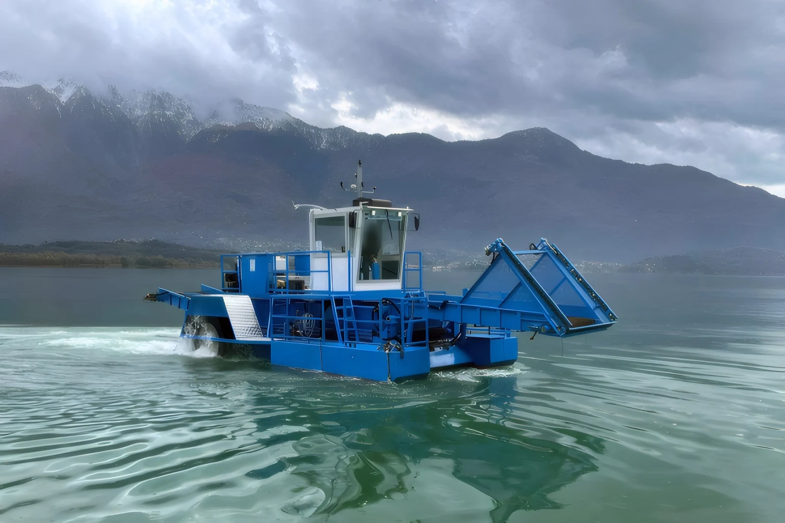 Con cabina chiusa, in navigazione sul Lago di Como — Natanti Harvester Nettuno