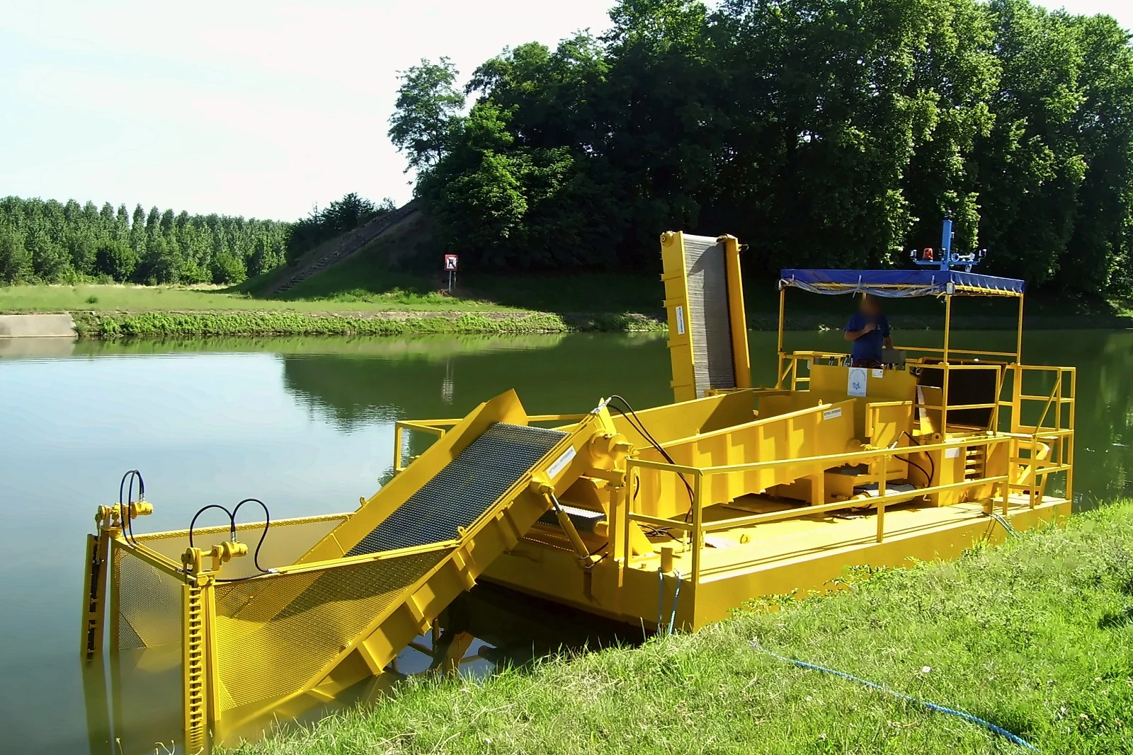Harvester con sala motore, plancia di comando a poppa e nastro laterale di scarico — Natanti Harvester Nettuno