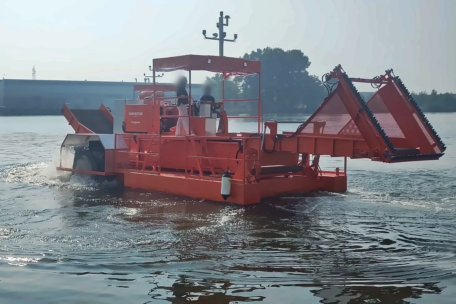 In navigazione durante un collaudo, prima della consegna nelle Filippine, presso il porto commerciale di Cremona — Natanti Harvester Nettuno