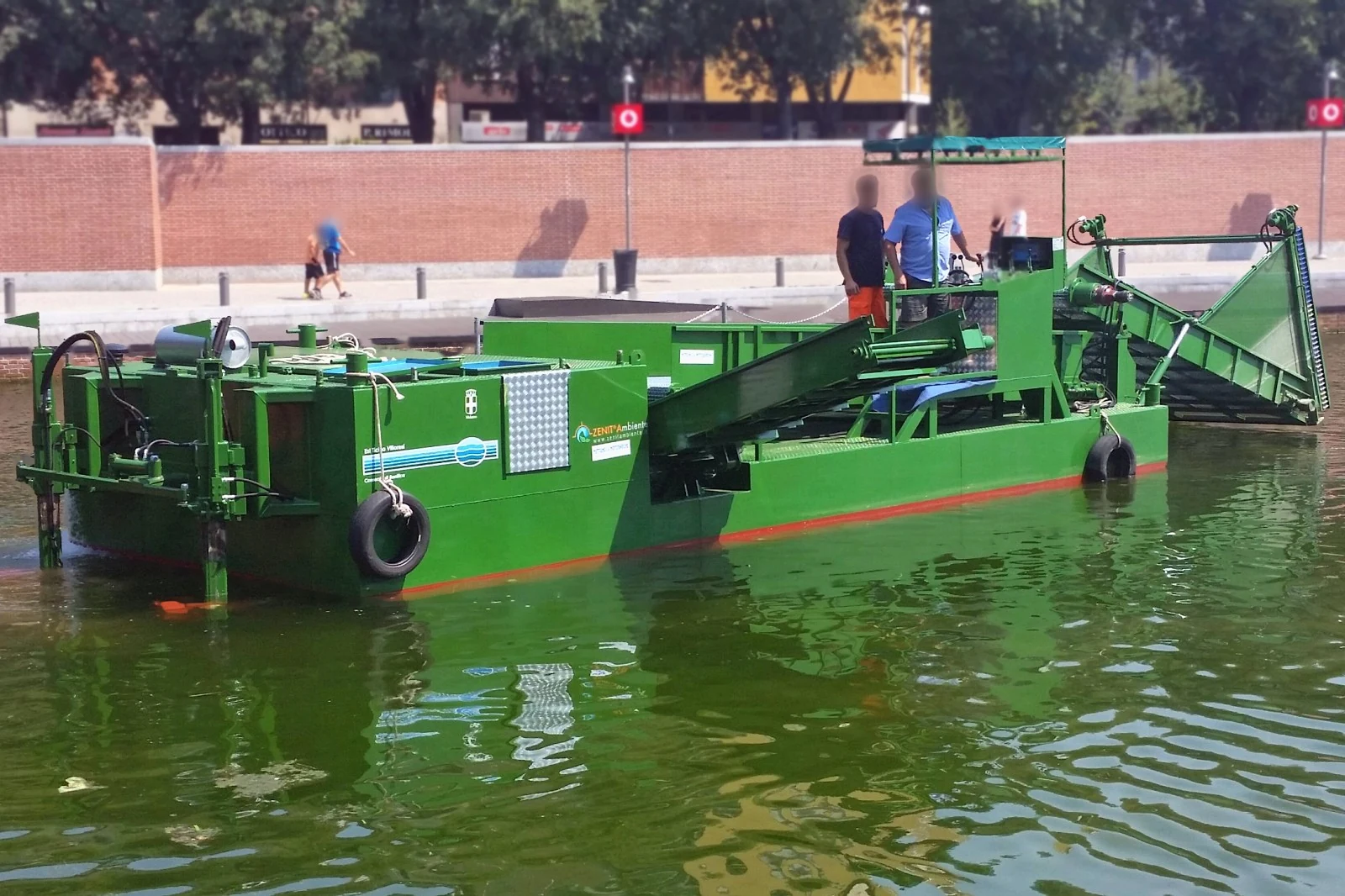 Harvester con sala motore e nastro di scarico laterale, in navigazione nella Darsena di Milano — Natanti Harvester Nettuno