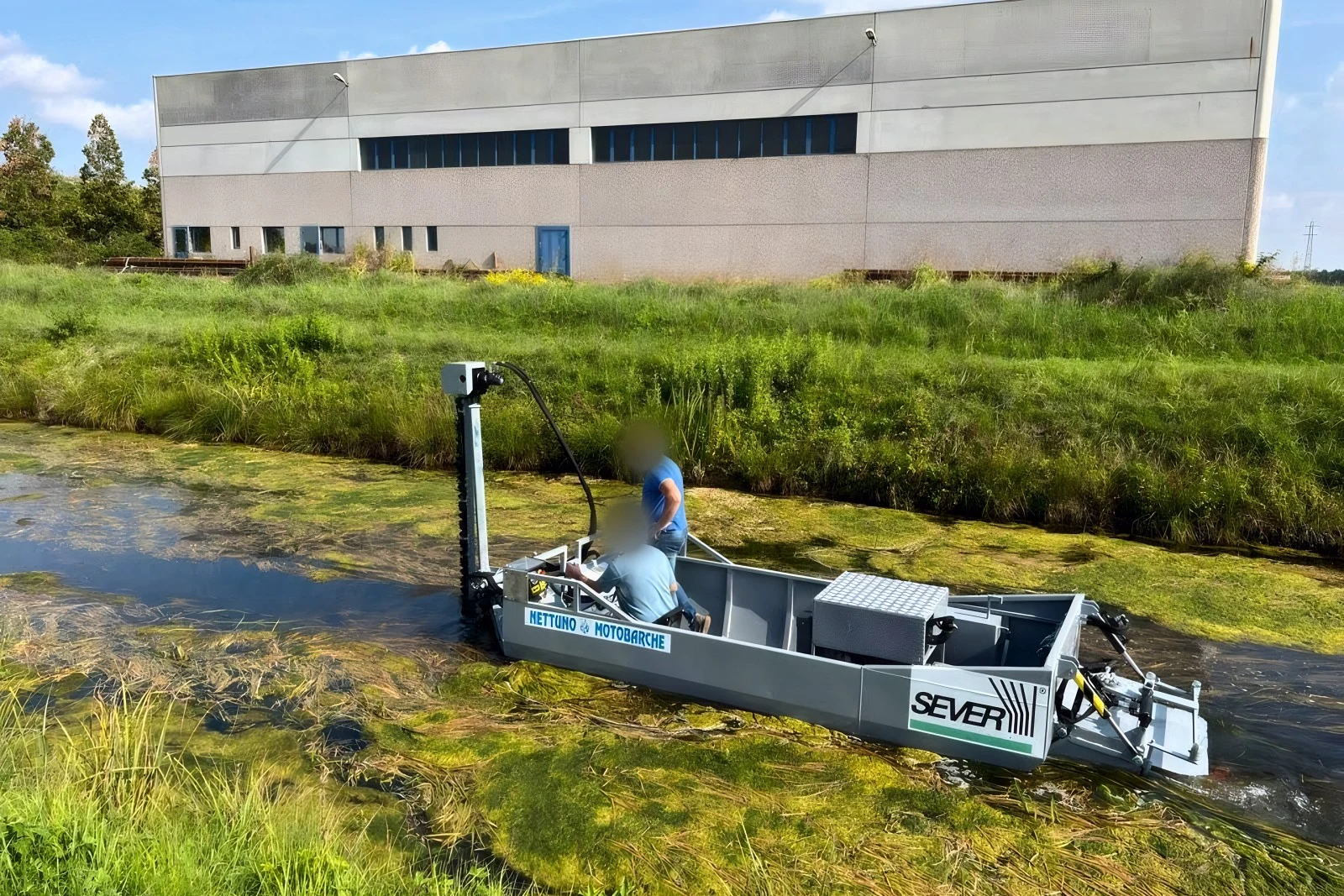Al lavoro in un canale invaso dalle alghe — Diserbatrici mono/bielica Nettuno
