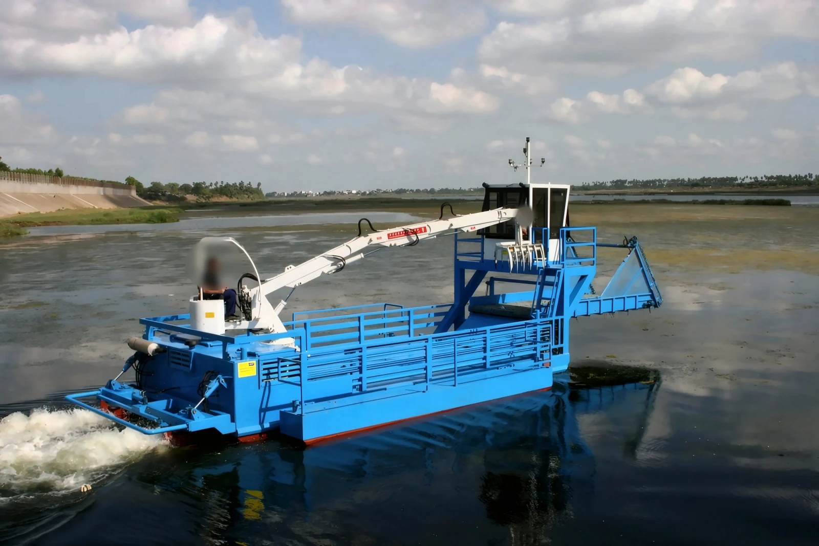 In navigazione, con focus sull'escavatore montato a poppa, India — Natanti Pick-Up Nettuno