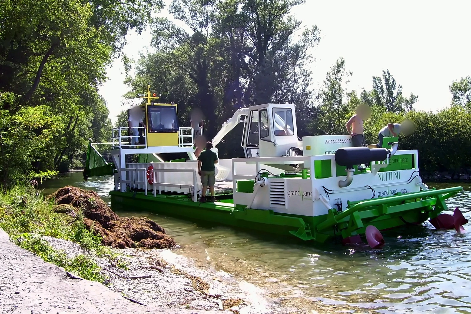 Alghe scaricate a riva dall'escavatore di poppa, Grand Parc Miribel Jonage (Francia) — Natanti Pick-Up Nettuno