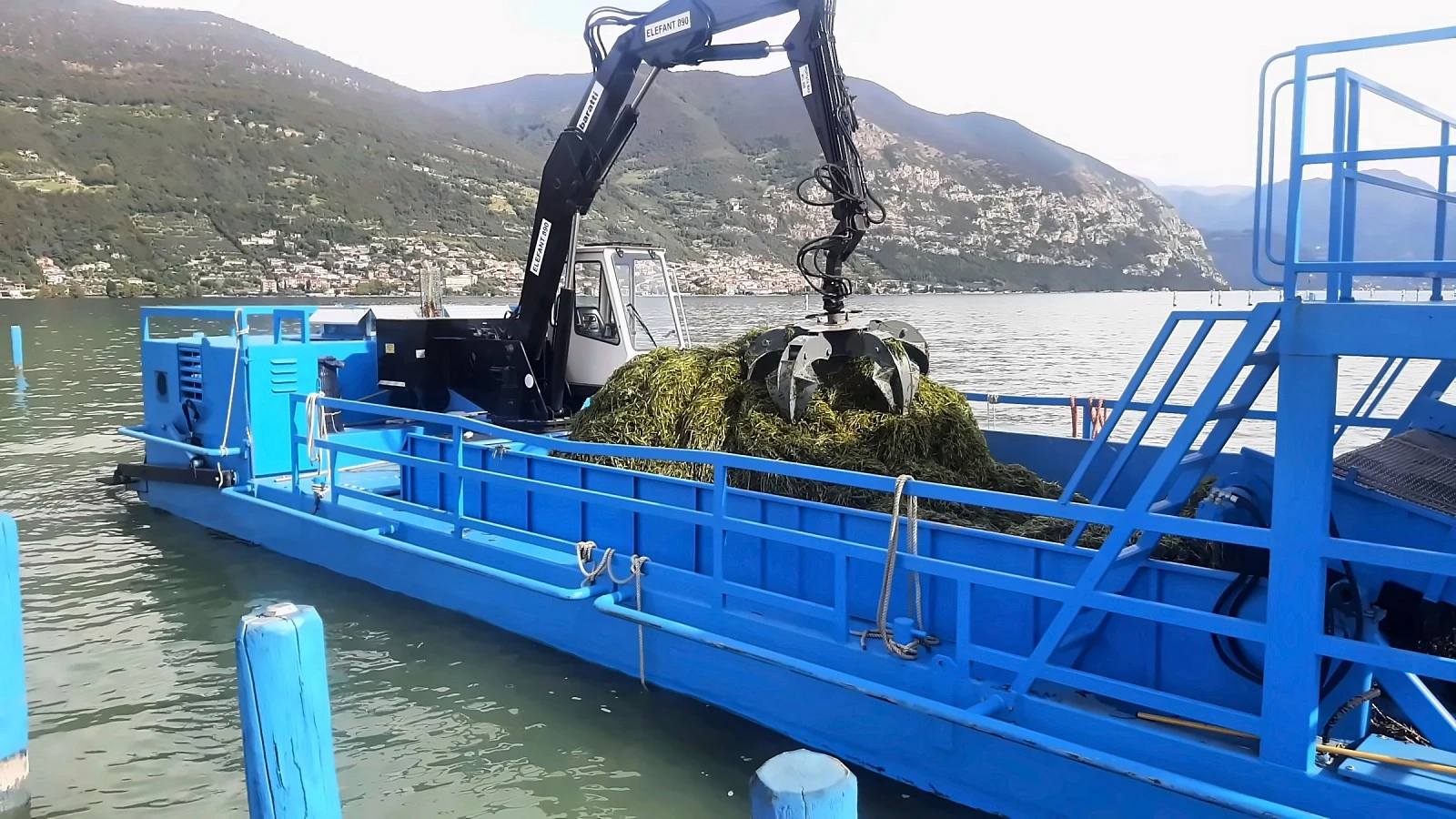 Il caricatore svuota la vasca di stoccaggio, Lago di Iseo — Natanti Pick-Up Nettuno
