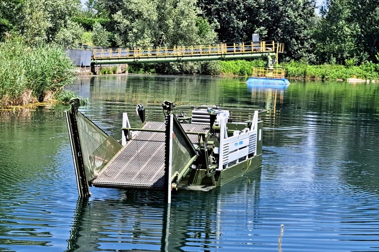 Senza nessuno a bordo, davanti a una passerella sul fiume — Nettuno NEXTGEN