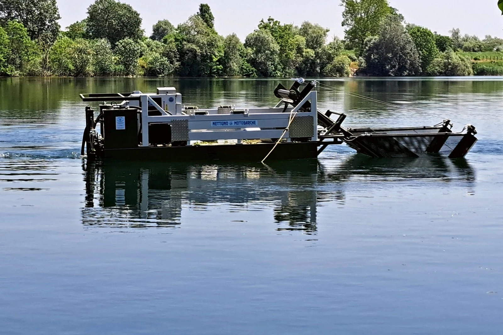 In navigazione sul lago, con il nastro frontale abbassato — Nettuno NEXTGEN