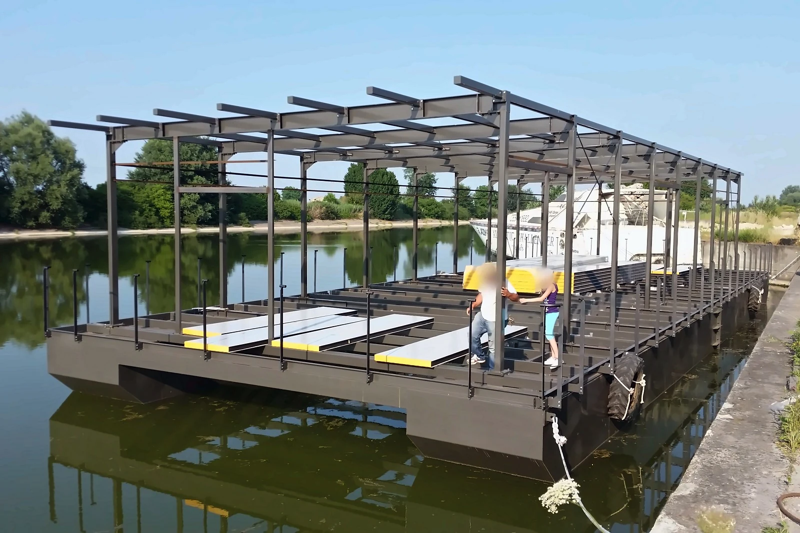 Scafo e struttura in acciaio, costruiti nel nostro cantiere — Ristorante galleggiante Nettuno