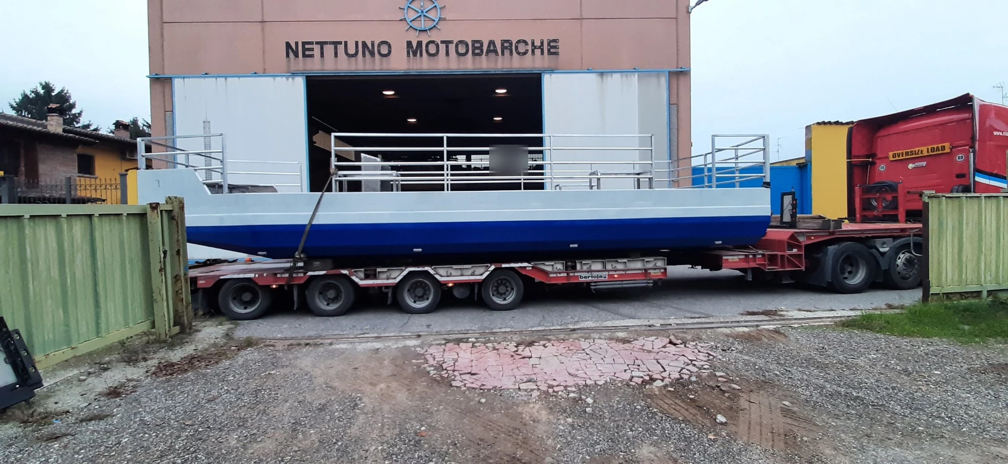 Lo scafo catamarano in alluminio, davanti al nostro cantiere — Barche trasporto passeggeri Nettuno
