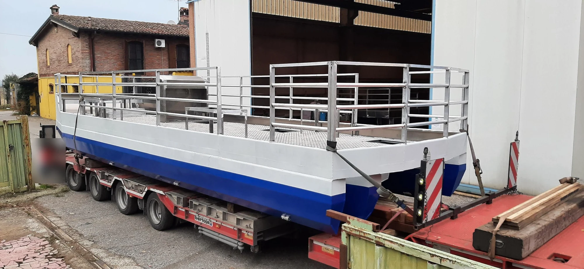Scafo, ponte e parapetti, caricato per la consegna — Barche trasporto passeggeri Nettuno